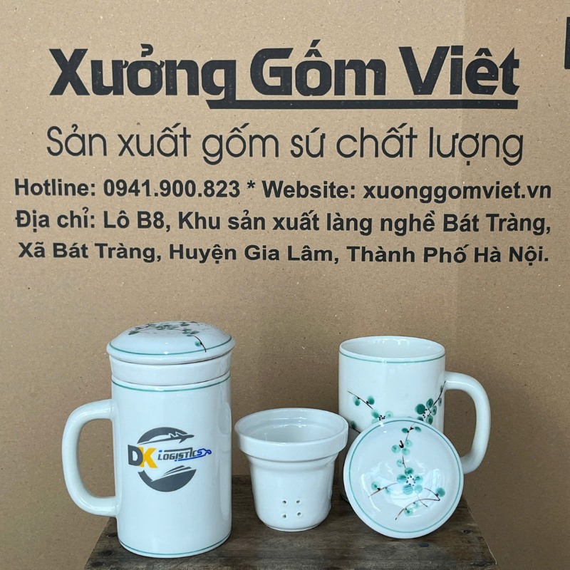 Cốc sứ lọc trà in logo có nắp dáng trụ cao quai C 450ml CSLT-03