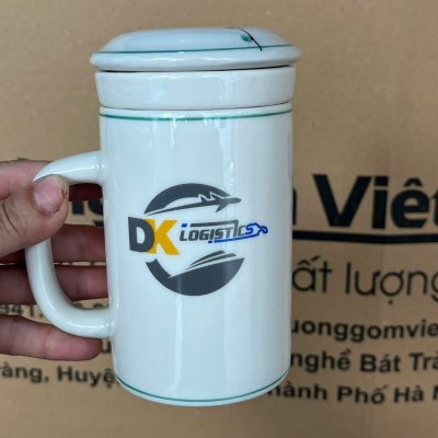 Cốc sứ lọc trà in logo có nắp dáng trụ cao quai C 450ml CSLT-03