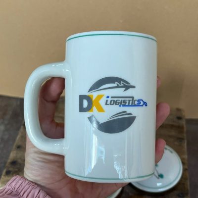 Cốc sứ lọc trà in logo có nắp dáng trụ cao quai C 450ml CSLT-03