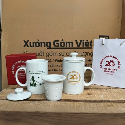 Cốc sứ lọc trà in logo có nắp dáng trụ cao quai C 450ml CSLT-01