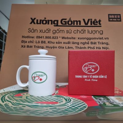 Cốc sứ lọc trà in logo có nắp dáng trụ cao quai C 450ml CSLT-02