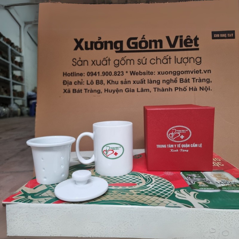 Cốc sứ lọc trà in logo có nắp dáng trụ cao quai C 450ml CSLT-02