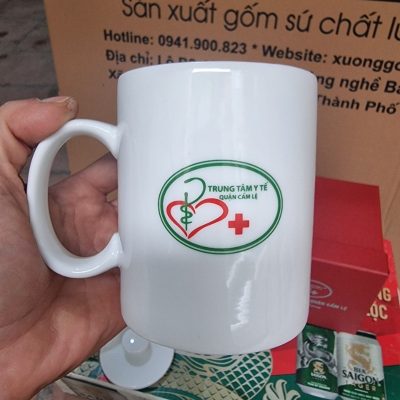 Cốc sứ lọc trà in logo có nắp dáng trụ cao quai C 450ml CSLT-02