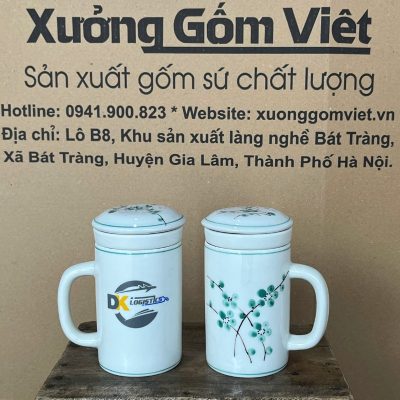 Cốc sứ lọc trà in logo có nắp dáng trụ cao quai C 450ml CSLT-03