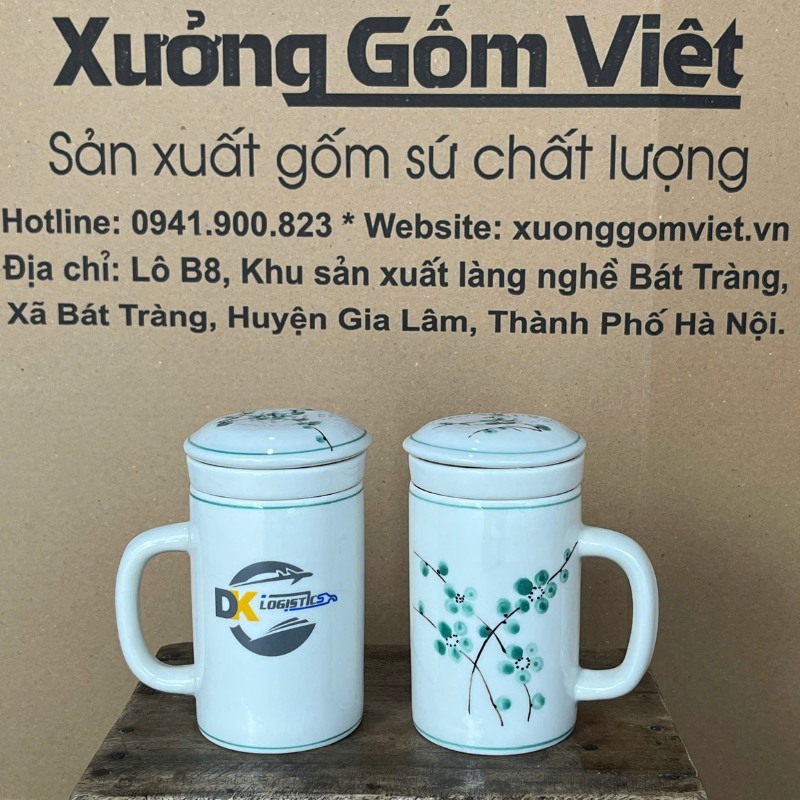 Cốc sứ lọc trà in logo có nắp dáng trụ cao quai C 450ml CSLT-03