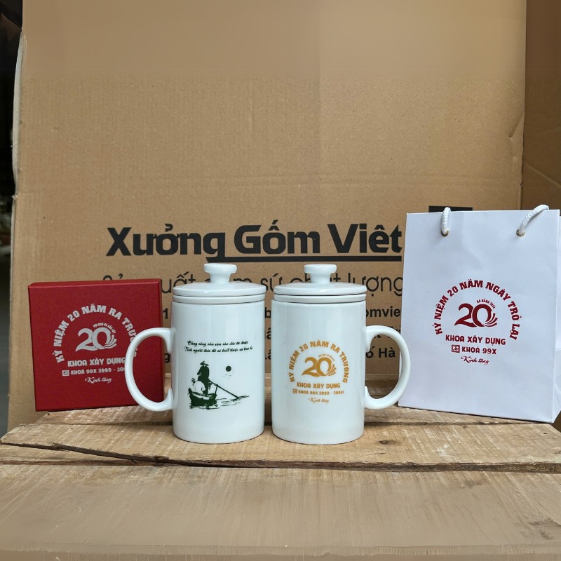 Cốc sứ lọc trà in logo có nắp dáng trụ cao quai C 450ml CSLT-01