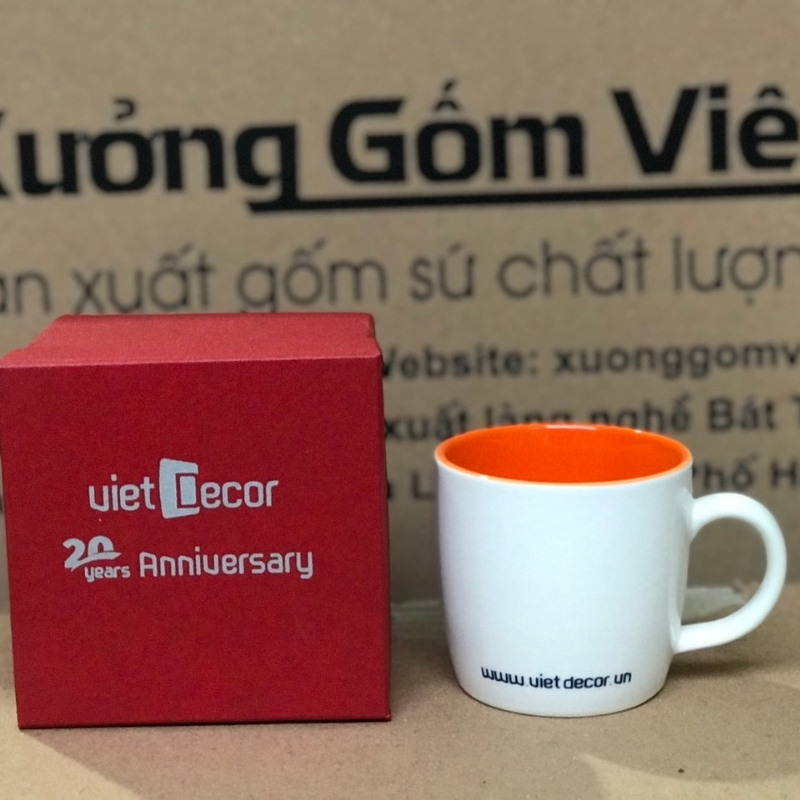 Ly sứ màu in logo dáng trụ lùn quai C màu cam và trắng 300ml LSM-02