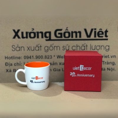 Ly sứ màu in logo dáng trụ lùn quai C màu cam và trắng 300ml LSM-02