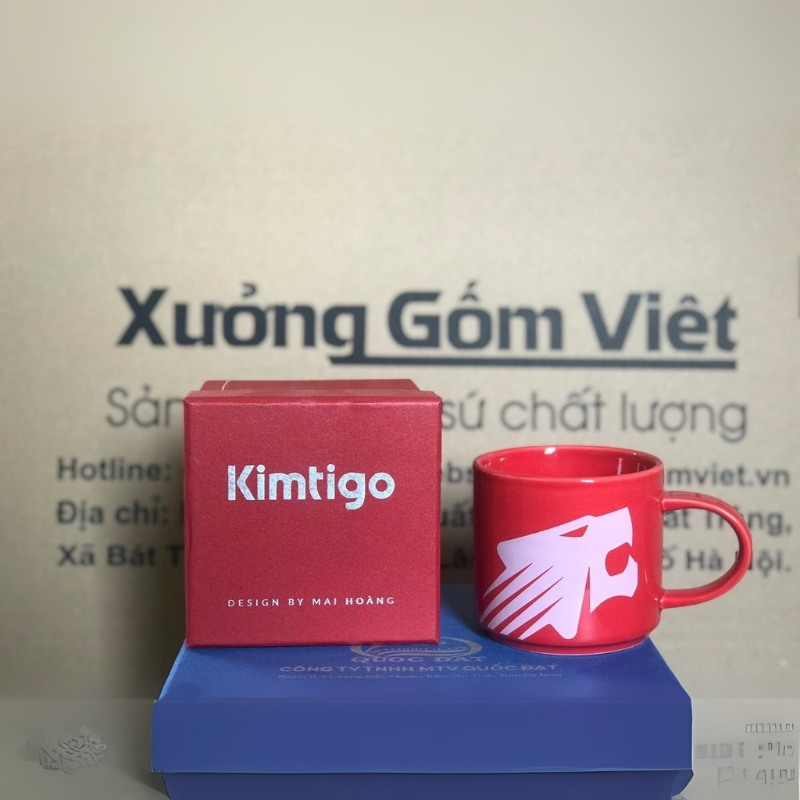 Ly sứ màu in logo dáng trụ lùn quai C màu đỏ 300ml LSM-04