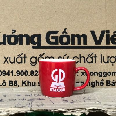 Ly sứ màu in logo dáng trụ lùn quai C màu đỏ và trắng 300ml LSM-23