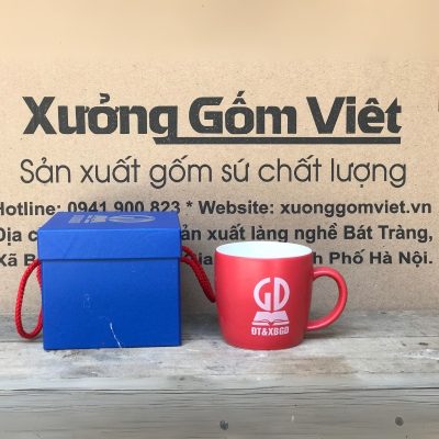 Ly sứ màu in logo dáng trụ lùn quai C màu đỏ và trắng 300ml LSM-23