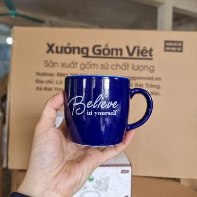 Ly sứ màu in logo dáng trụ lùn quai C màu xanh navy và trắng 300ml LSM-13