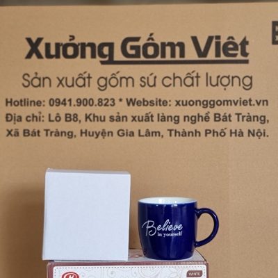 Ly sứ màu in logo dáng trụ lùn quai C màu xanh navy và trắng 300ml LSM-13