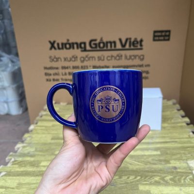 Ly sứ màu in logo dáng trụ lùn quai C màu xanh navy và vàng 300ml LSM-17