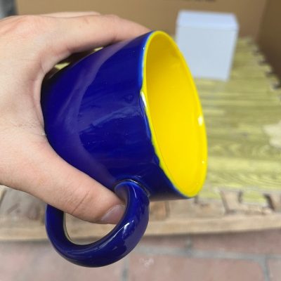 Ly sứ màu in logo dáng trụ lùn quai C màu xanh navy và vàng 300ml LSM-17