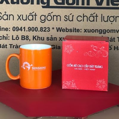 Ly sứ màu in logo dáng trụ quai C màu cam và trắng 350ml LSM-30