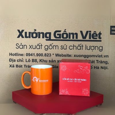 Ly sứ màu in logo dáng trụ quai C màu cam và trắng 350ml LSM-30