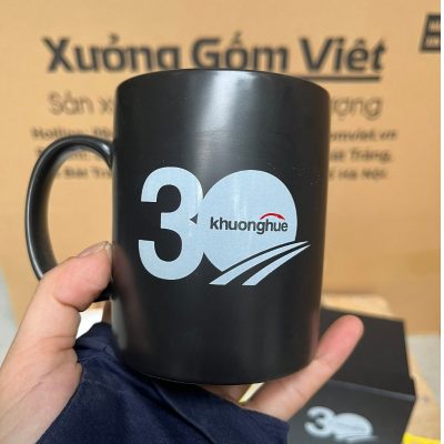 Ly sứ màu in logo dáng trụ quai C màu đen 350ml LSM-16