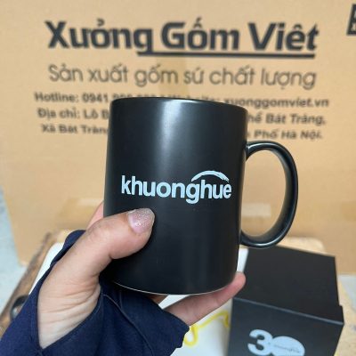 Ly sứ màu in logo dáng trụ quai C màu đen 350ml LSM-16