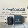 Ly sứ màu in logo dáng trụ quai C màu đen 350ml LSM-26