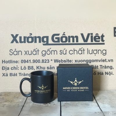 Ly sứ màu in logo dáng trụ quai C màu đen 350ml LSM-26