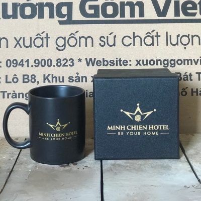 Ly sứ màu in logo dáng trụ quai C màu đen 350ml LSM-26
