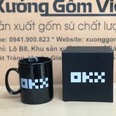 Ly sứ màu in logo dáng trụ quai C màu đen 350ml LSM-07