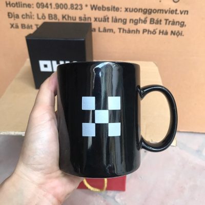 Ly sứ màu in logo dáng trụ quai C màu đen 350ml LSM-07