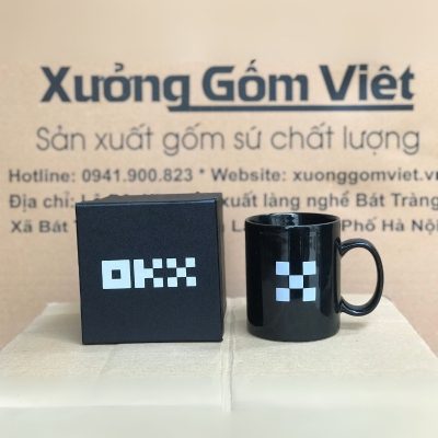 Ly sứ màu in logo dáng trụ quai C màu đen 350ml LSM-07