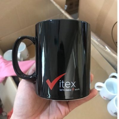 Ly sứ màu in logo dáng trụ quai C màu đen 350ml LSM-10