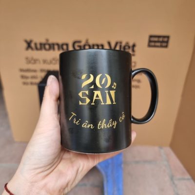 Ly sứ màu in logo dáng trụ quai C màu đen 350ml LSM-12