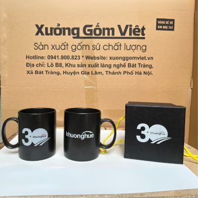 Ly sứ màu in logo dáng trụ quai C màu đen 350ml LSM-16