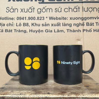 Ly sứ màu in logo dáng trụ quai C màu đen kẽ vàng 350ml LSM-19