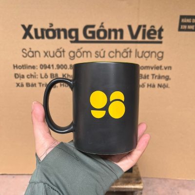 Ly sứ màu in logo dáng trụ quai C màu đen kẽ vàng 350ml LSM-19