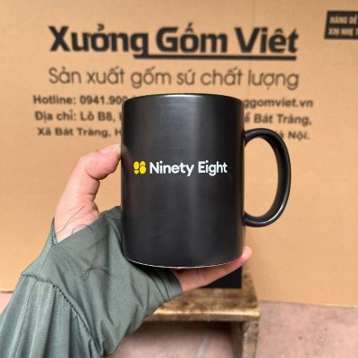 Ly sứ màu in logo dáng trụ quai C màu đen kẽ vàng 350ml LSM-19