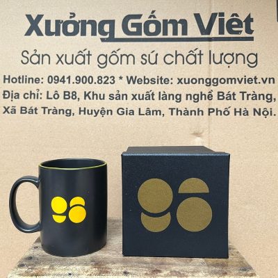 Ly sứ màu in logo dáng trụ quai C màu đen kẽ vàng 350ml LSM-19