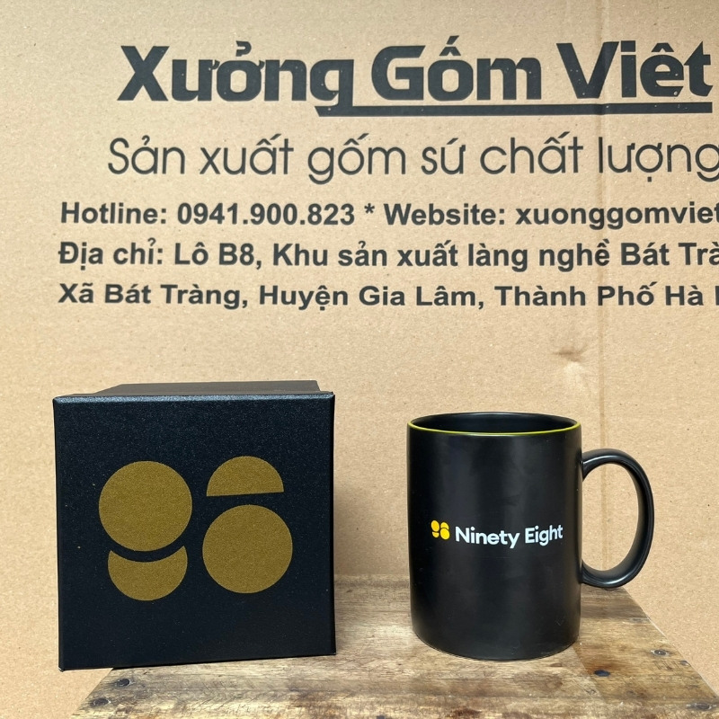 Ly sứ màu in logo dáng trụ quai C màu đen kẽ vàng 350ml LSM-19