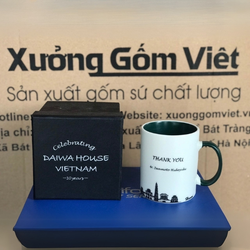 Ly sứ màu in logo dáng trụ quai C màu đen và trắng 350ml LSM-01