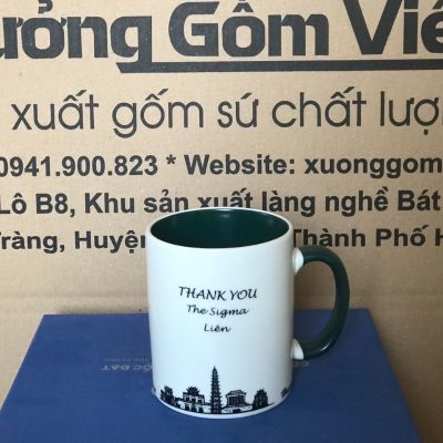 Ly sứ màu in logo dáng trụ quai C màu đen và trắng 350ml LSM-01