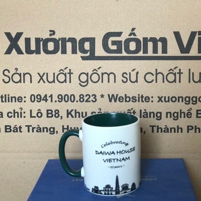 Ly sứ màu in logo dáng trụ quai C màu đen và trắng 350ml LSM-01