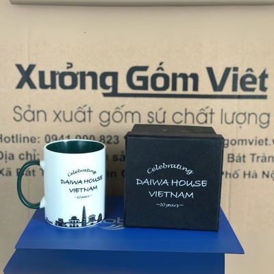 Ly sứ màu in logo dáng trụ quai C màu đen và trắng 350ml LSM-01
