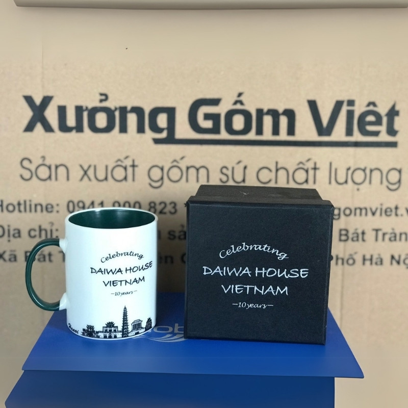 Ly sứ màu in logo dáng trụ quai C màu đen và trắng 350ml LSM-01