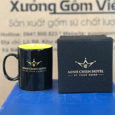 Ly sứ màu in logo dáng trụ quai C màu đen và vàng 350ml LSM-25