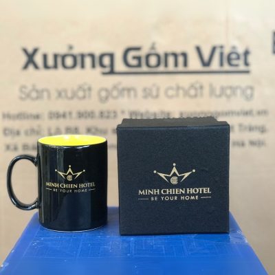 Ly sứ màu in logo dáng trụ quai C màu đen và vàng 350ml LSM-25