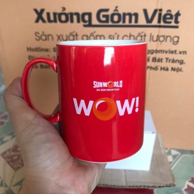 Ly sứ màu in logo dáng trụ quai C màu đỏ và trắng 350ml LSM-08