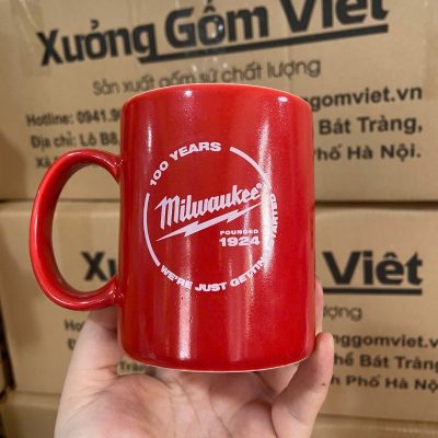 Ly sứ màu in logo dáng thóp quai C màu đỏ 350ml LSM-21