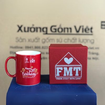 Ly sứ màu in logo dáng trụ quai C màu đỏ và trắng 350ml LSM-27