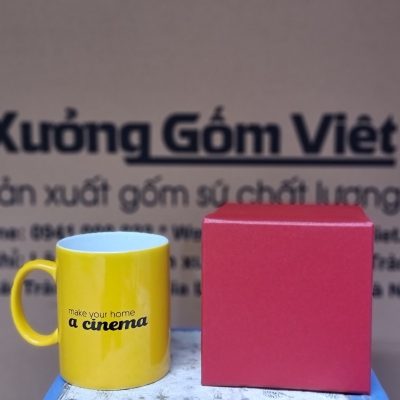 Ly sứ màu in logo dáng trụ quai C màu vàng và trắng 350ml LSM-11