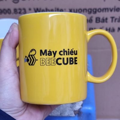 Ly sứ màu in logo dáng trụ quai C màu vàng và trắng 350ml LSM-11