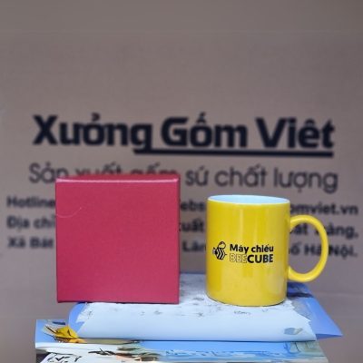 Ly sứ màu in logo dáng trụ quai C màu vàng và trắng 350ml LSM-11